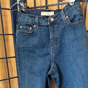 Levi’s 512 Perfectly Slimming Capri Jeans size 6  Women’s Medium Wash